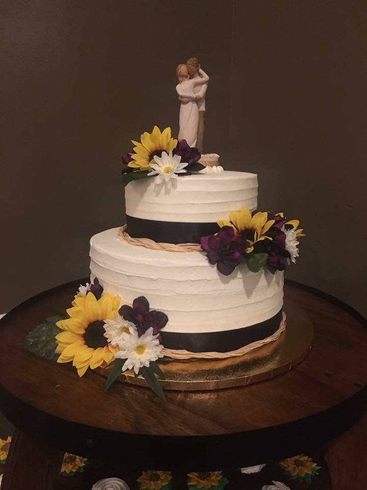 Modern 2 Tier Wedding Cake with Cupcakes